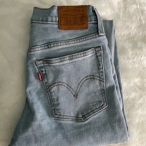 Pre loved Levi’s wedgie icon size 26, stretchy